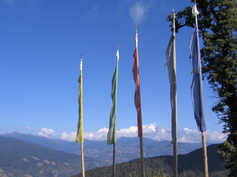 Khangchendzonga mit buddhistischen Gebetsflaggen
