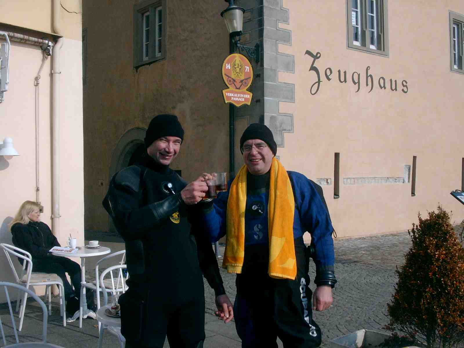 Joachim und Horst beim Aufwrmen nach dem Tauchgang