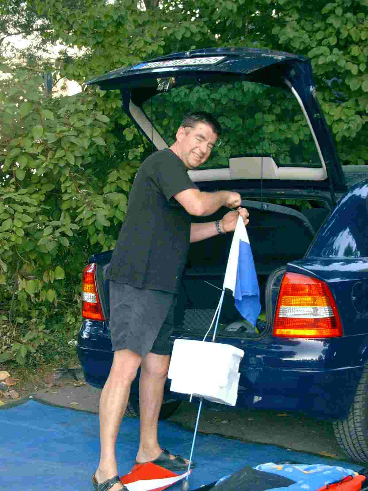 Joachim beim Auseinanderbau der Alpha-Flagge